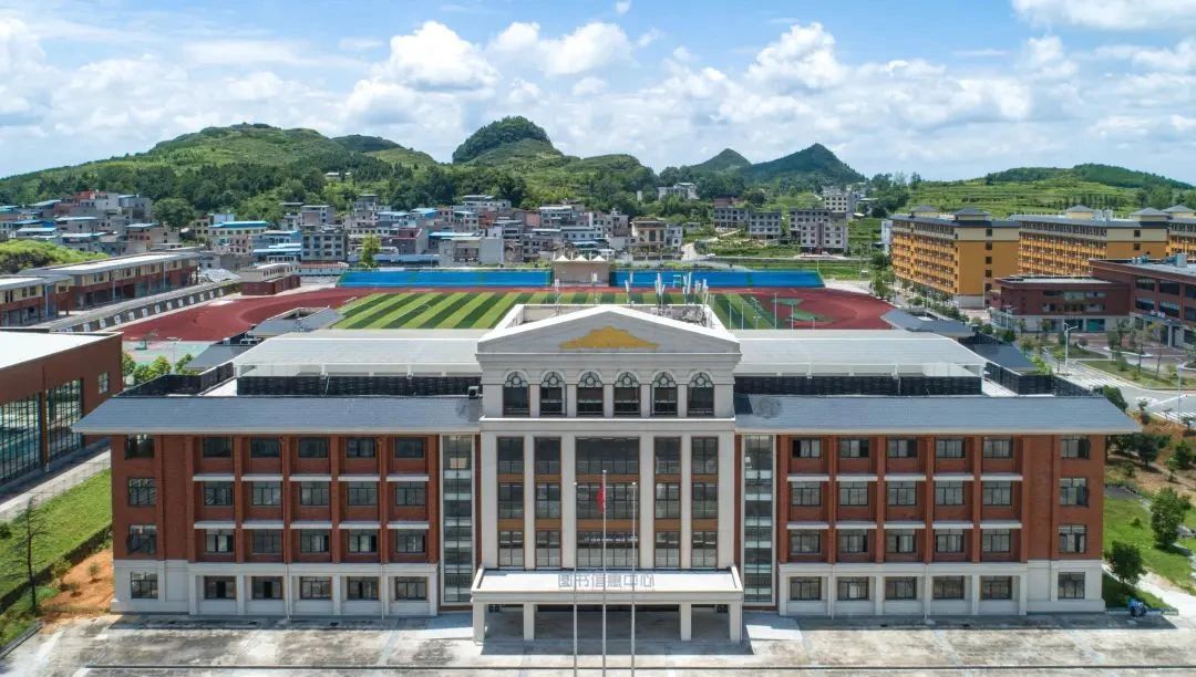 DeepSeek告诉你，报读贵州铜仁数据职业学院的10大优势！